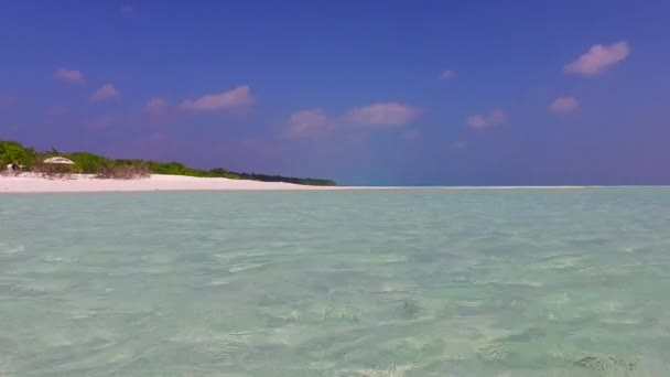 Ηλιόλουστο τοπίο της παραλίας παραλία διακοπές με διάφανα νερά και λευκή άμμο φόντο κοντά στην αμμουδιά — Αρχείο Βίντεο