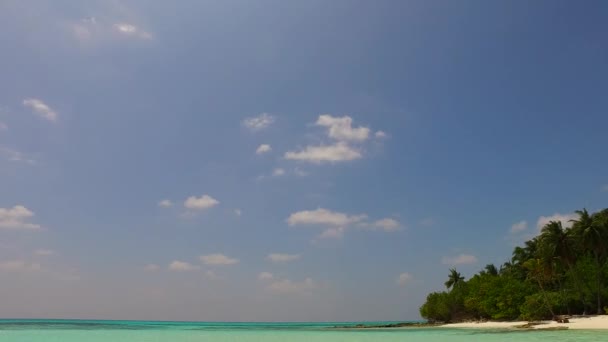Sonnige Meereslandschaft mit luxuriösem Meerblick Strand Pause von blauem Meer und weißem Sand Hintergrund in der Nähe von Wellen — Stockvideo