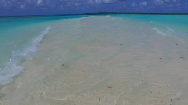 Drone kilátás ég tengerparti strand kaland türkiz víz és világos homok háttér — Stock videók