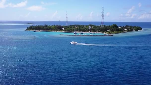 Panorama soleado del viaje a la playa tropical por el agua azul con fondo de arena blanca cerca del surf — Vídeos de Stock