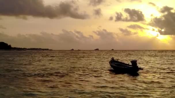 Romantická textura mořského pobřeží pláž životní styl modrý oceán s bílým písečným pozadím v blízkosti vln — Stock video