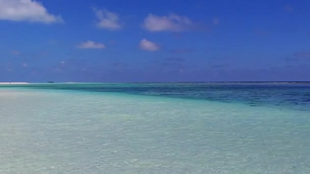 Paisaje diurno de playa turística marina rotura por agua azul aguamarina y fondo de arena blanca cerca del resort — Vídeos de Stock