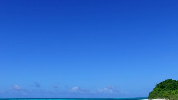 Leeg landschap van zee lagune strand reis door blauw groen water met wit zand achtergrond in de buurt palmen — Stockvideo