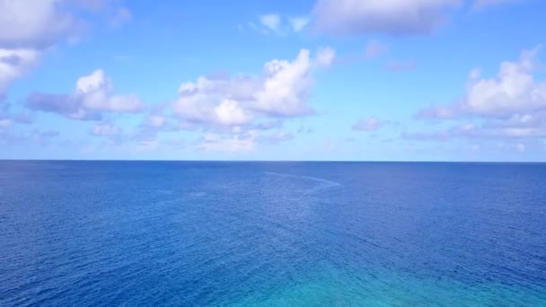 Romántico paisaje marino del paraíso tiempo de playa junto al agua azul con fondo de arena blanca cerca del banco de arena — Vídeo de stock