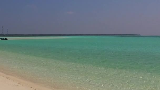 Slunečné cestování idylické laguny pláž plavba mělké laguny s bílým písečným pozadím v blízkosti letoviska — Stock video