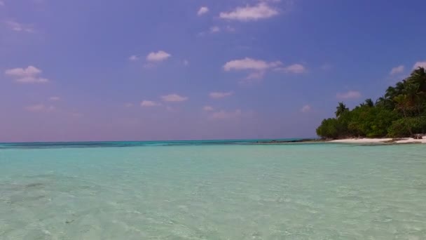 Brede hoek reizen van tropisch uitzicht op zee strand levensstijl door transparante oceaan en witte zandachtergrond in de buurt van resort — Stockvideo