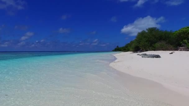 Копирование пространства морской пейзаж идеального курортного отдыха на пляже бирюзовой лагуны с белым песком фоне в солнечном свете — стоковое видео