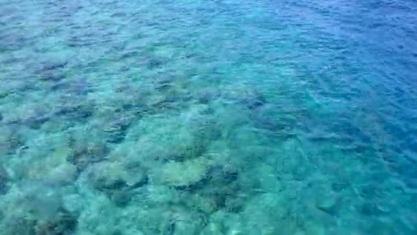 Tomt resa i lugn lagun strand semester med blått hav med vit sand bakgrund nära resort — Stockvideo