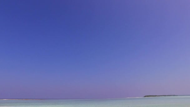 Широкоугольная панорама тропического туристического пляжного отдыха на сине-зеленом лагуне и белом песчаном фоне вблизи волн — стоковое видео