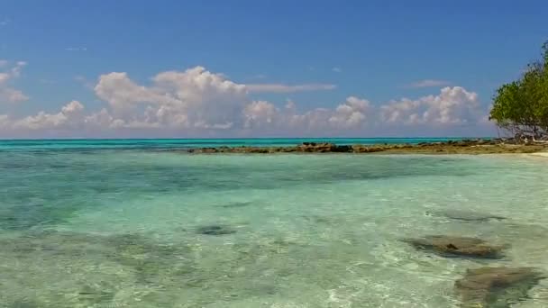 Летний туризм в райском курорте пляжный отдых на чистом море с белым песчаным фоном рядом с песчаным берегом — стоковое видео