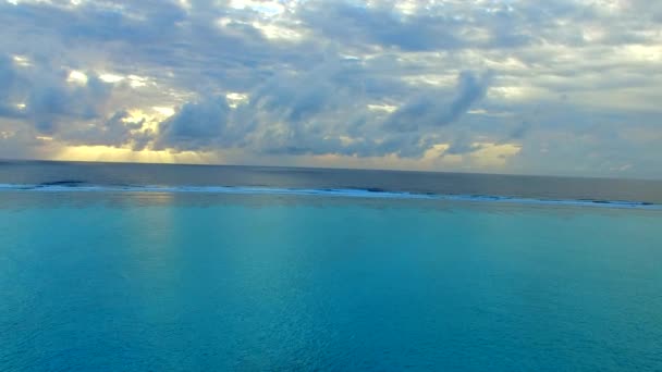 Deniz kıyısı plajının ılık turizmi şeffaf deniz ve dalgaların yakınındaki beyaz kumsal tarafından kırılıyor. — Stok video