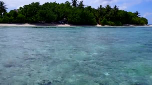 Panorama diurno de relajante costa estilo de vida de playa por aqua azul océano y fondo de arena blanca cerca de arrecife — Vídeo de stock