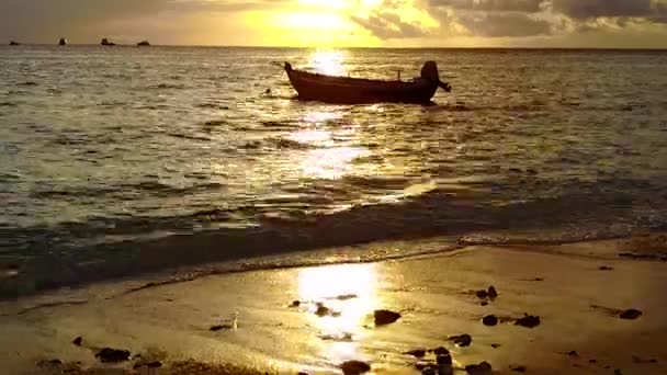 Paisaje romántico de vacaciones de lujo en la playa junto al mar azul con un fondo de arena limpia después del amanecer — Vídeo de stock