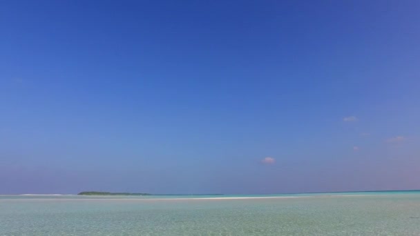 Mavi okyanus kıyısındaki tropikal tatil beldesi ve palmiyelerin yakınındaki beyaz kum arka planının romantik turizmi — Stok video