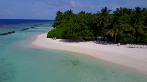 Drone aérien paysage idyllique station balnéaire voyage par mer bleue avec fond de sable blanc — Video
