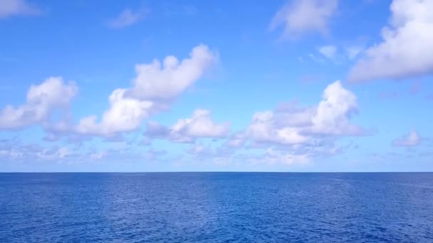 Drone viaggio aereo di tropicale isola spiaggia avventura da acqua blu con sfondo di sabbia bianca — Video Stock