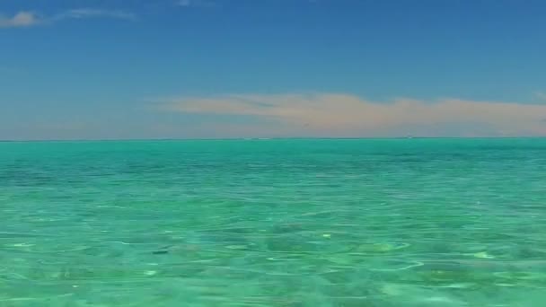 Солнечный пейзаж расслабляющего берегового плавания на голубом зеленом море и белом песчаном фоне рядом с песчаным берегом — стоковое видео