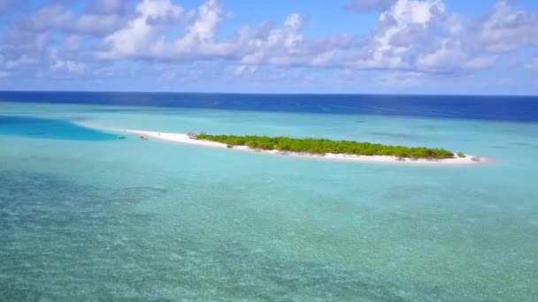 Drone aéreo turismo de relaxante vista mar viagem de praia por mar azul com fundo de areia branca — Vídeo de Stock