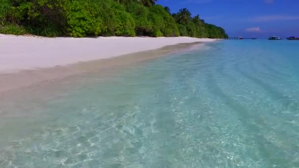 Romantische Landschaft von perfekten Strand Reise durch den blauen Ozean mit weißem Sand Hintergrund in der Nähe von Wellen — Stockvideo