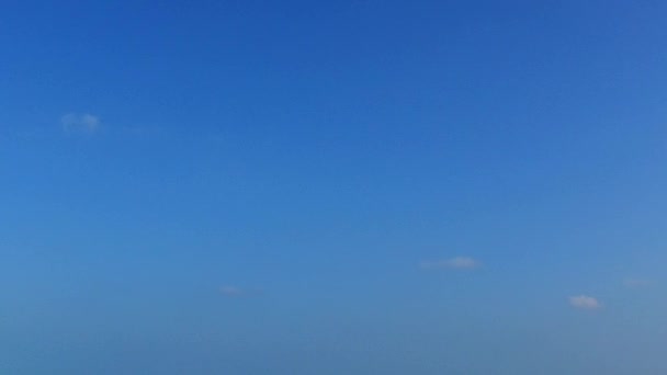 Літня панорама морського узбережжя пляжний відпочинок на мілководді з білим піщаним фоном біля піщаного берега — стокове відео