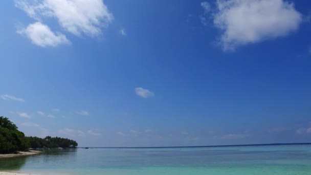Közelkép turizmus gyönyörű sziget strand vadon élő állatok türkiz óceán fehér homok háttér közelében surf — Stock videók