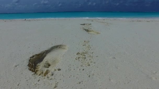 Amplio ángulo paisaje del paraíso mar playa viaje por mar azul y fondo de arena blanca cerca de surf — Vídeos de Stock