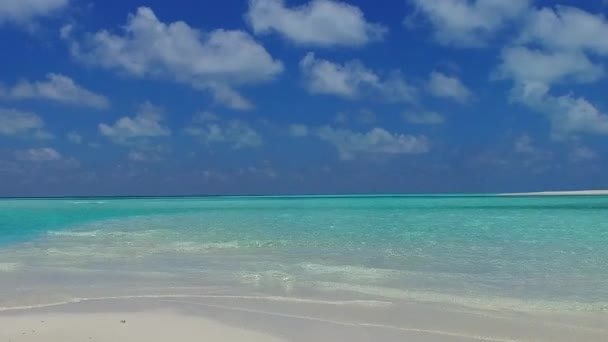 Paisaje marino vacío de relajante viaje a la playa por mar transparente y fondo arenoso limpio después del amanecer — Vídeos de Stock