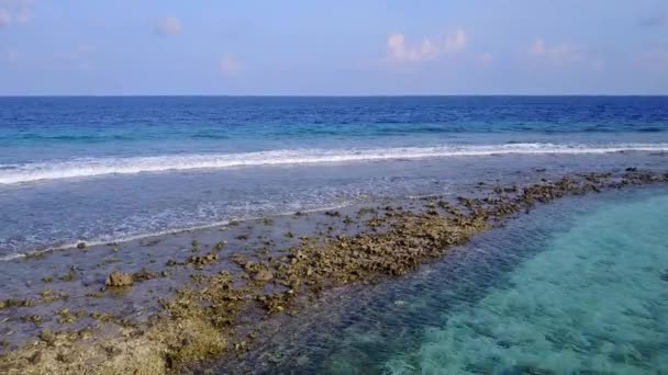 Skopiuj streszczenie egzotycznych wakacji na plaży turystycznej przez niebieską lagunę i biały piasek tło w pobliżu rafy — Wideo stockowe