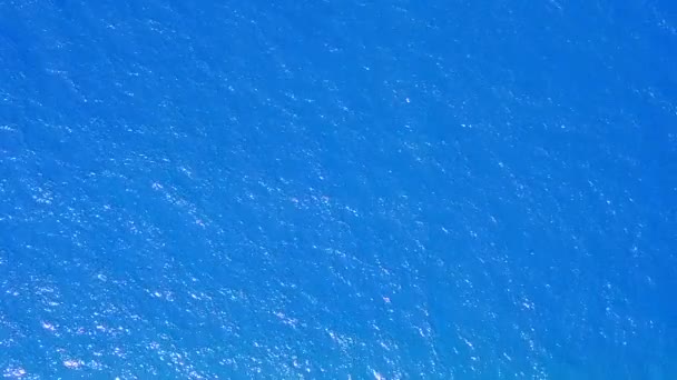 Tageshimmel der perfekten Strandreise durch den blauen Ozean mit weißem Sandhintergrund in der Nähe von Wellen — Stockvideo