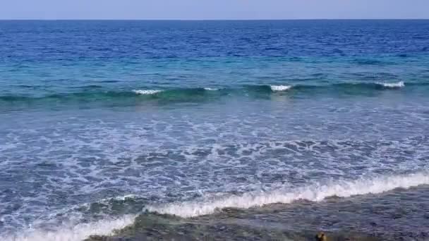 Meleg táj pihentető tengerparti strand kirándulás türkiz tenger és fehér homokos háttér üdülőhely közelében — Stock videók