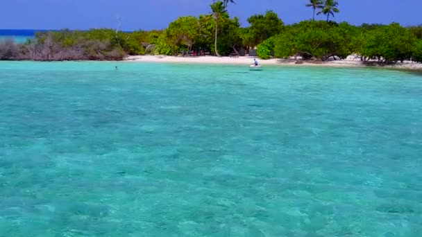 Romantico paesaggio marino di perfetta isola spiaggia pausa da mare limpido e sfondo di sabbia bianca alla luce del sole — Video Stock