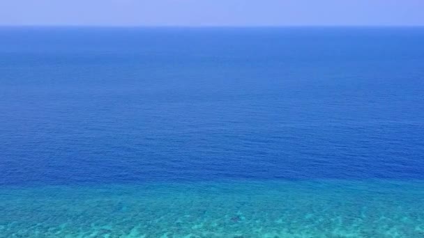 Sörf yapmaya yakın beyaz kumlu arka planda, su mavisi gölün yanındaki sakin deniz kıyısı yaban hayatının güneşli manzarası. — Stok video