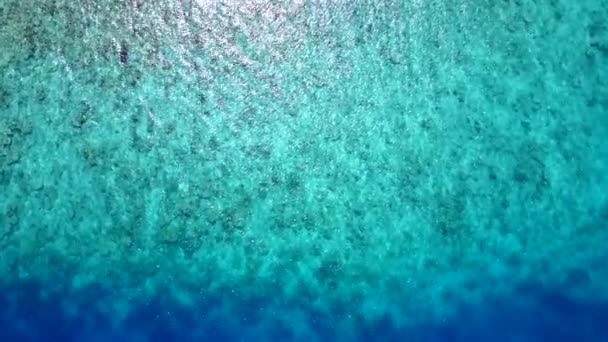 Cielo diurno di perfetta vista mare vacanza al mare con acqua turchese con sfondo di sabbia bianca vicino a banco di sabbia — Video Stock