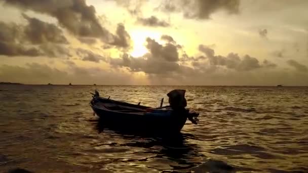 Široký úhel povaha exotické pobřeží plážový čas transparentním mořem a bílým písečným pozadím po východu slunce — Stock video