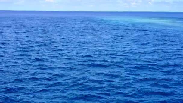 Vacío panorama de la costa exótica estilo de vida de playa por el agua transparente con fondo de arena blanca cerca del complejo — Vídeo de stock