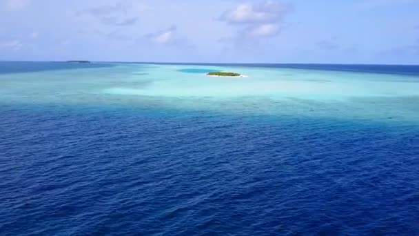 Warme Landschaft des Paradieses Lagune Strand Tierwelt durch blaues Meer und weißen Sandhintergrund in der Nähe von Wellen — Stockvideo