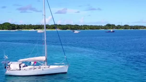 Zonnig landschap van luxe resort strand fauna door aqua blauwe lagune en helder zand achtergrond in de buurt van golven — Stockvideo