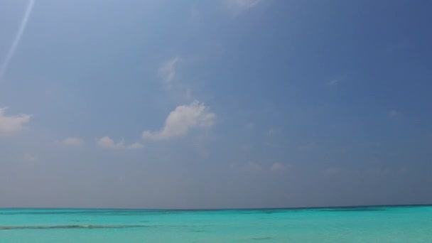 Széles látószögű turizmus trópusi lagúna strand utazás kék óceán és fehér homokos háttér naplemente előtt — Stock videók