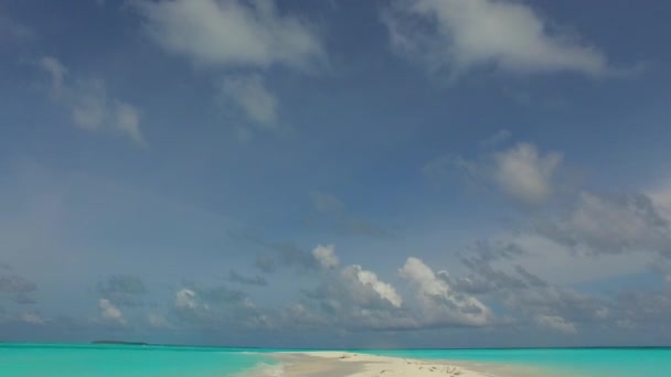 푸른 바다와 하얀 모래사장을 배경으로 아름다운 석호 해변의 공중 드론 파노라마 — 비디오