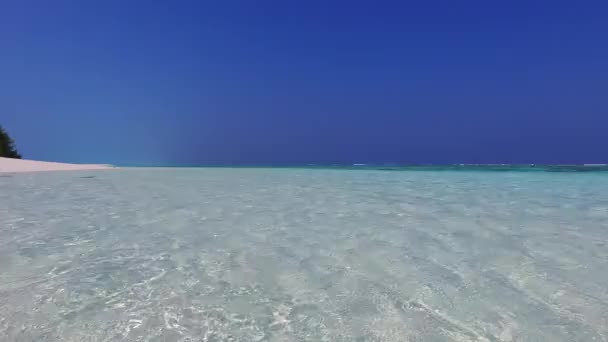 青い海と砂州の近くの白い砂の背景によるエキゾチックなリゾートビーチのライフスタイルのロマンチックな風景 — ストック動画