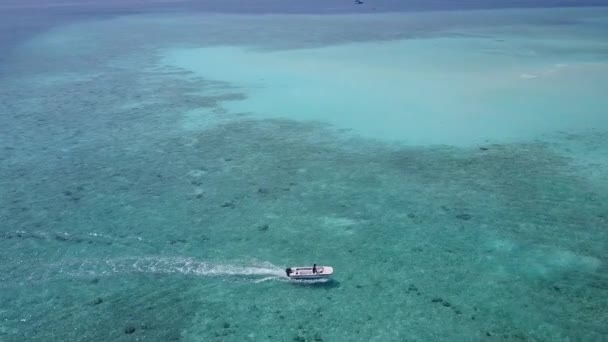 Amplo ângulo natureza da bela costa praia estilo de vida por azul lagoa verde com fundo arenoso branco perto de ondas — Vídeo de Stock