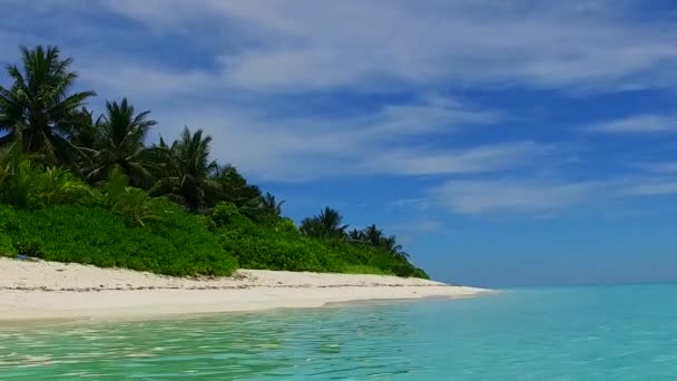 Weitwinkelmeer der Meeresküste Strand Pause durch aqua blauen Ozean und weißen Sandhintergrund im Sonnenlicht — Stockvideo