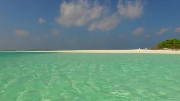 Ημερήσια φύση του χαλαρωτικού χρόνου παραλία θέα στη θάλασσα από μπλε πράσινο ωκεανό και λευκό φόντο άμμο κοντά στην αμμουδιά — Αρχείο Βίντεο