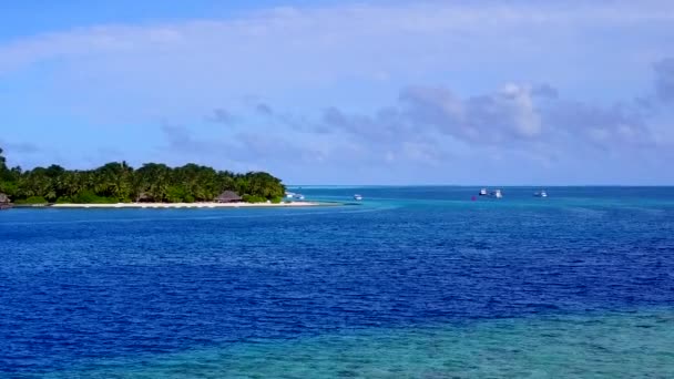 Zamknij niebo rajskiej plaży turystycznej voyage przez aqua niebieska woda i białe piaszczyste tło w pobliżu piaskownicy — Wideo stockowe
