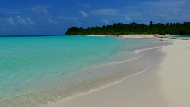 Close up paesaggio marino di tranquilla spiaggia in riva al mare viaggio in laguna turchese e sfondo di sabbia bianca vicino onde — Video Stock