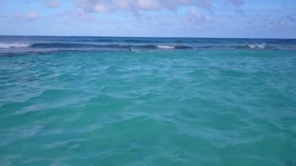 アクアブルーラグーンとサンゴ礁の近くの白い砂の背景による牧歌的なリゾートビーチブレイクのロマンチックな旅行 — ストック動画
