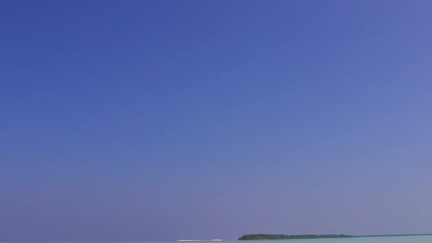 Szeroki kąt tekstury spokojnej laguny czas plaży przez niebieską lagunę i biały piasek tło w pobliżu rafy — Wideo stockowe