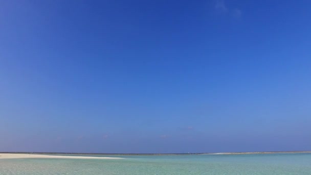 Tekstur romantis petualangan pantai pulau mewah dengan air biru akua dengan latar belakang berpasir bersih di dekat gelombang — Stok Video