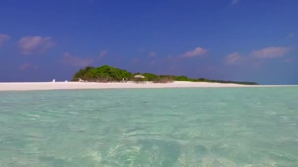 Zonnige zeegezicht van mooie kust strand vakantie door aqua blauwe oceaan en witte zand achtergrond in de buurt palmen — Stockvideo