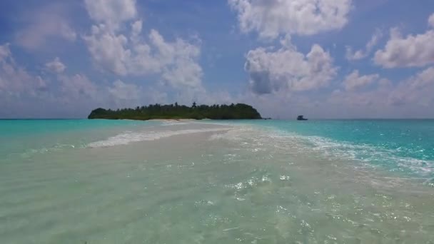 Kopiuj teksturę przestrzeni rajskiej plaży wakacje na płytkiej wodzie i jasnym tle piasku w pobliżu piaskownicy — Wideo stockowe